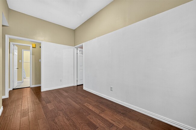 Building Photo - 6311 Drake Elm Dr