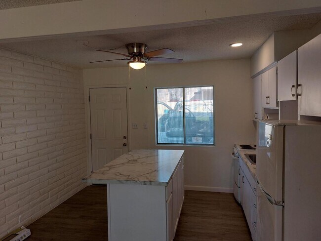 Building Photo - 4140 E Cliffside Trail