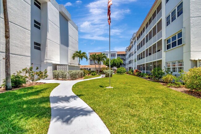 Building Photo - 1502 S Lakeside Dr