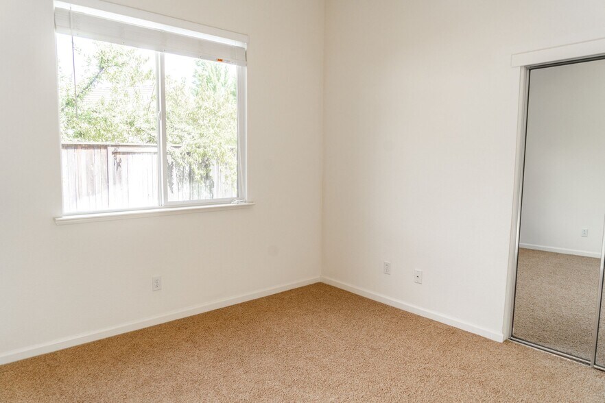 Building Photo - 9560 Nicole Ln