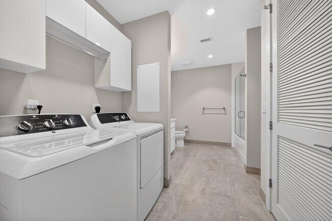 Building Photo - 41 SW Seminole St