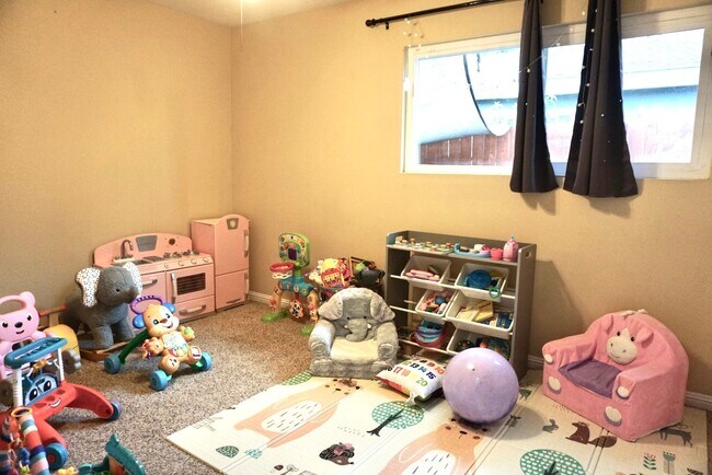 Building Photo - Quaint Four Bed/ Two Bath in Oceanside
