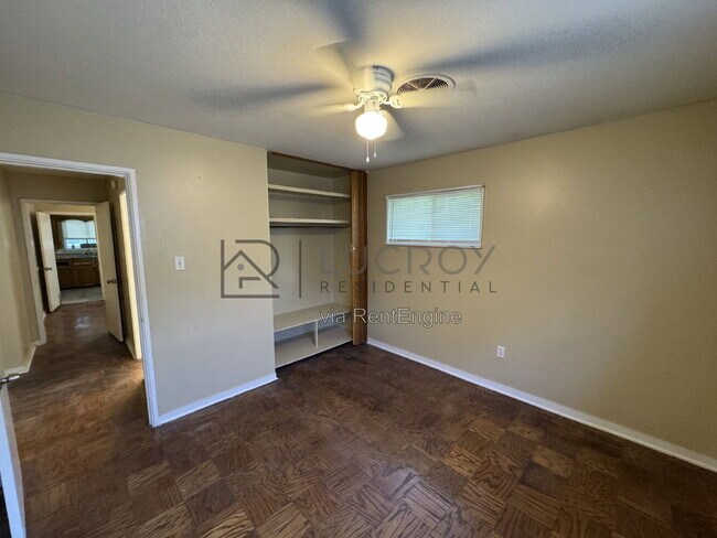 Building Photo - 3038 Lakewood Dr
