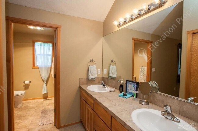 Building Photo - * Coming soon- Unfurnished * 3BR - 2BA Sin...