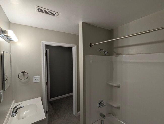 Building Photo - Out of the way 3 Bedroom
