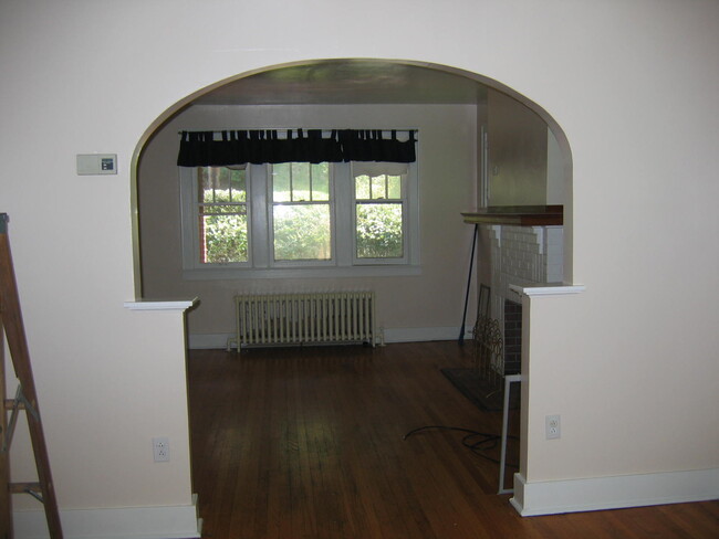 Looking to Living Room - 423 Braddock Rd