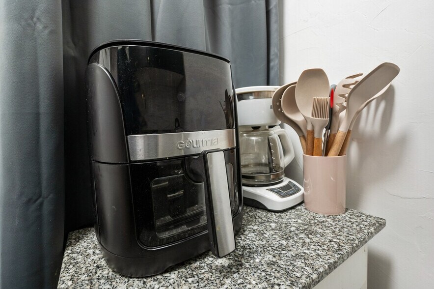 Building Photo - 343 E 51st St