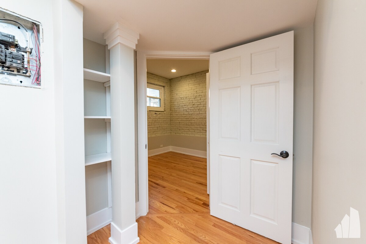 Building Photo - 1122 W Addison St