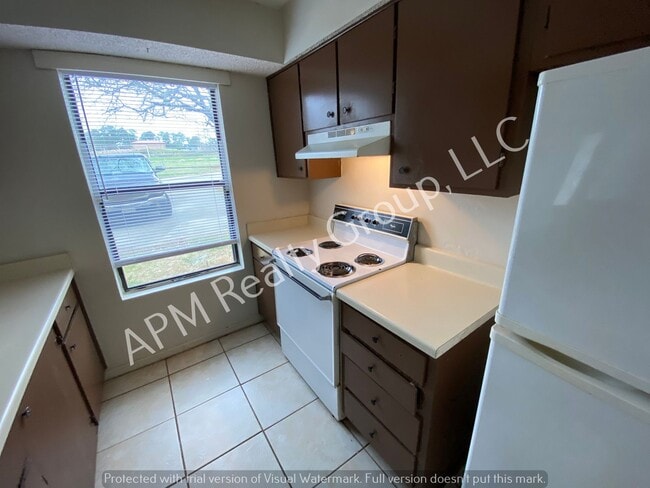 Building Photo - Duplex in convenient location