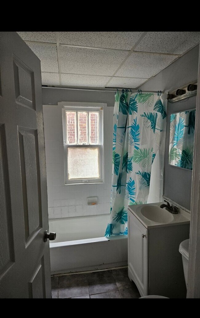 Building Photo - 5 Bedroom home Detroit's Westside!