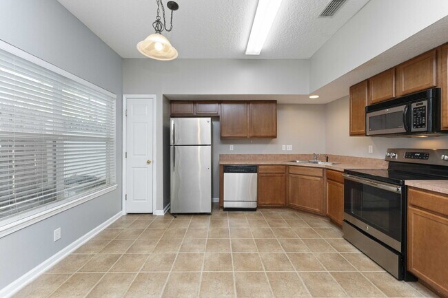 Building Photo - Charming 3BR Townhouse with Garage & Priva...