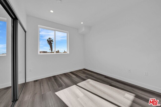 Building Photo - 667 N Wilton Pl