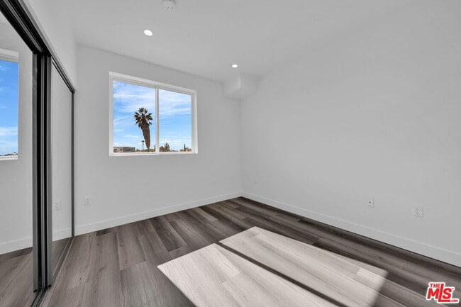 Building Photo - 667 Wilton Pl