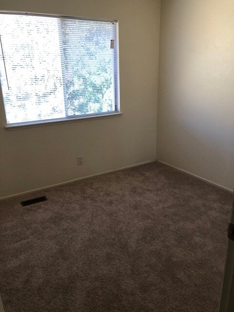 Building Photo - 1180 Spring Valley Common