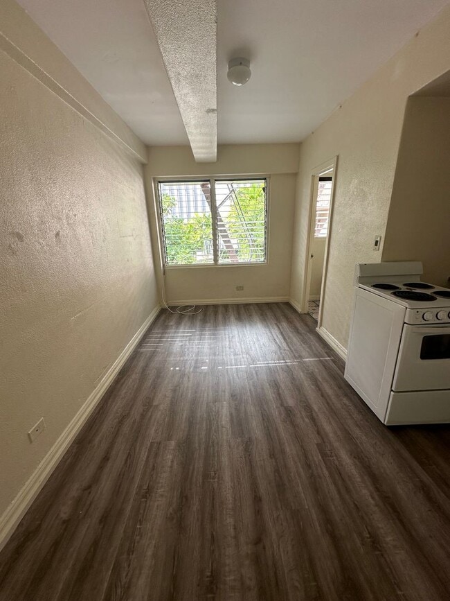 Building Photo - STUDIO IN THE HEART OF WAIKIKI!!!