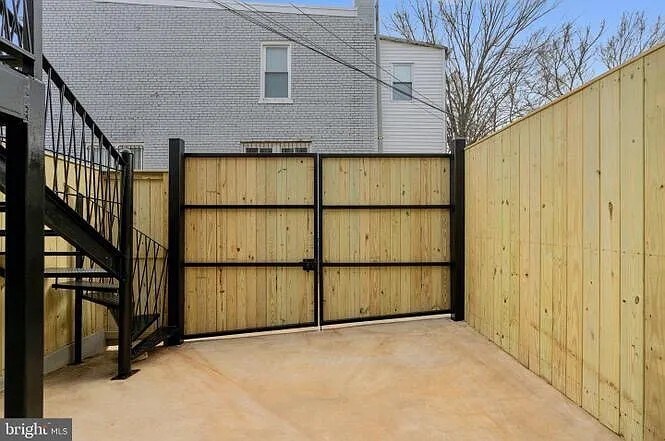 Building Photo - 331 W St NE