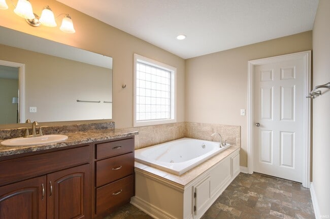 Building Photo - 625 Perolla Dr