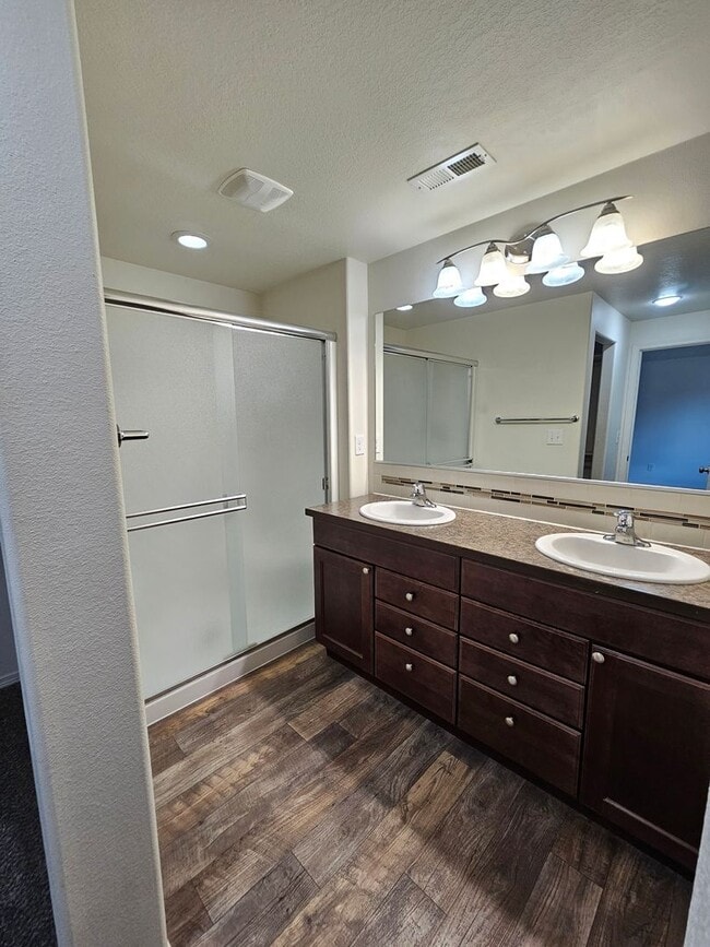 Building Photo - Three Bedroom Home
