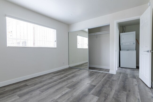 Building Photo - Newly Renovated 1 and 2 Bedroom apartments