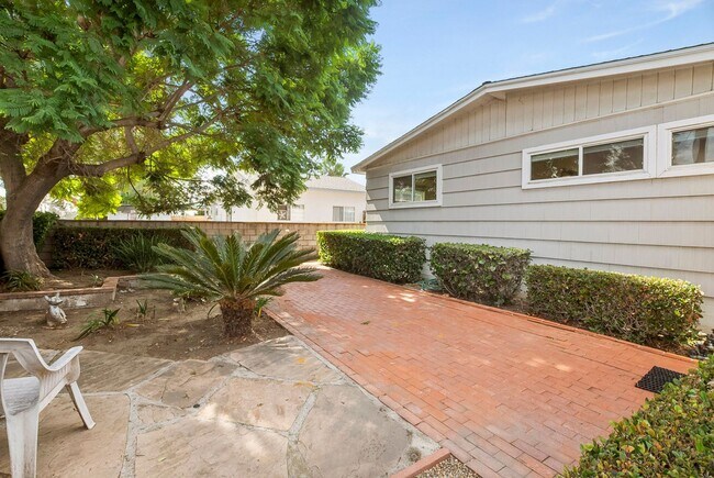 Building Photo - Large 3 Bedroom 2 Bathroom House in La Mesa!