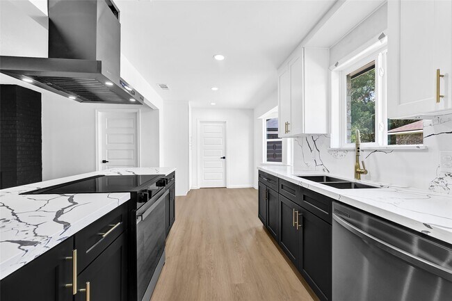 Building Photo - 7114 Fox Run Dr