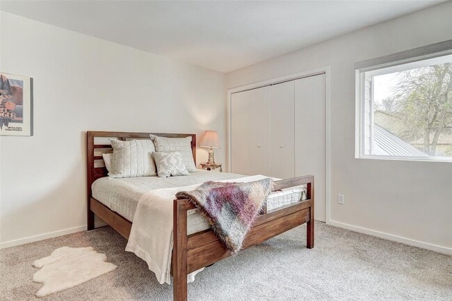 Building Photo - 6 Sugar Creek Dr