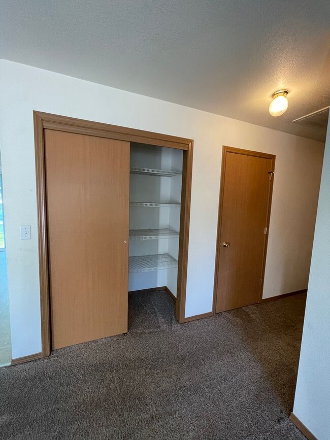 Building Photo - 3 bed 2 bath rancher with master en-suite & RV parking