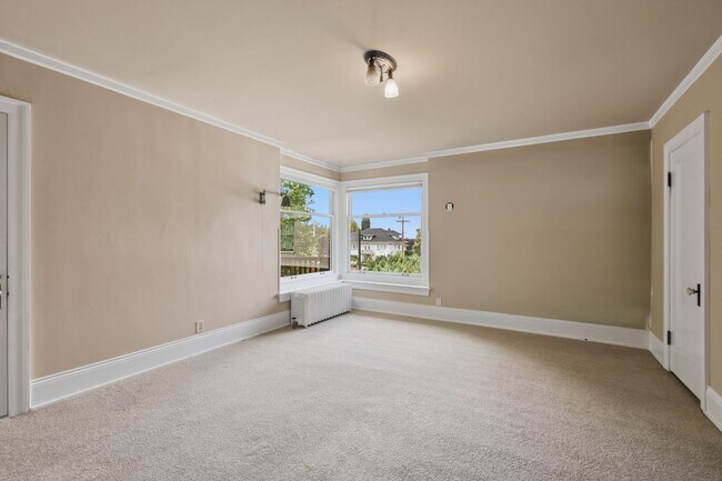 Building Photo - 5Bd/2.5Ba Everett Home
