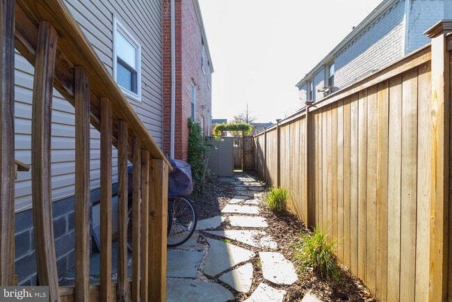 Building Photo - 3723 S Four Mile Run Dr