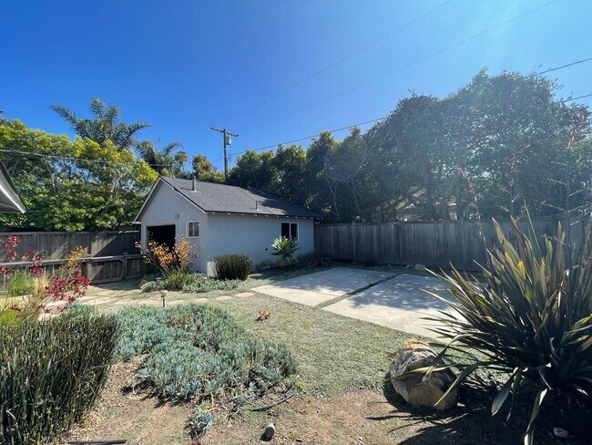 Building Photo - Renovated East Mesa Home 2 Doors From Shor...