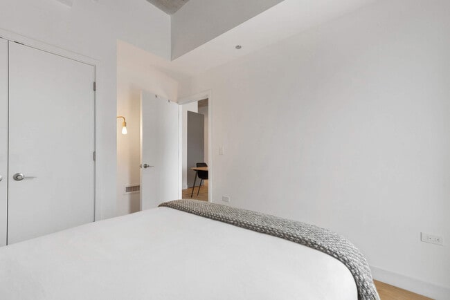 Building Photo - 853 W Blackhawk St