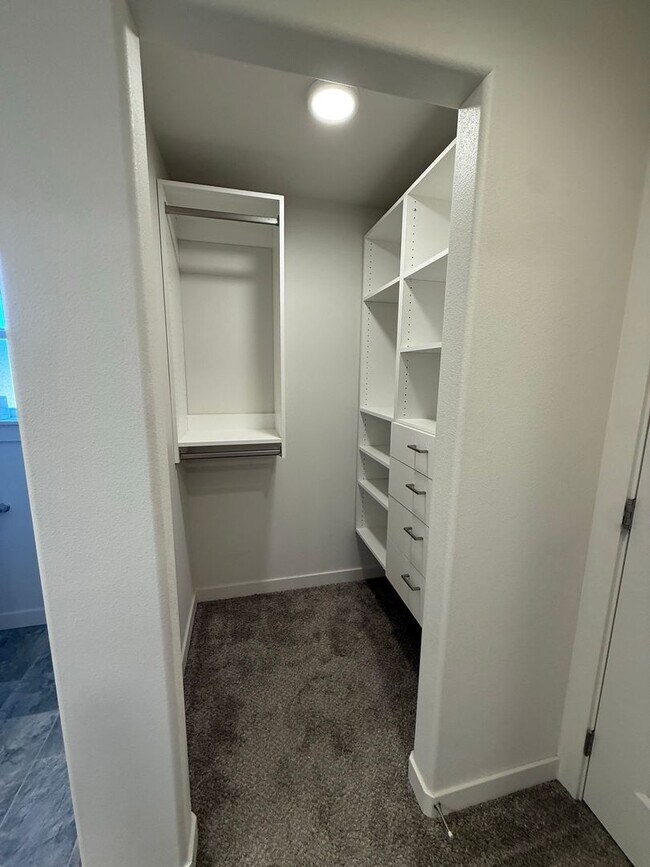Building Photo - 3 Bedroom / 2 Bathroom in NW Redmond OR