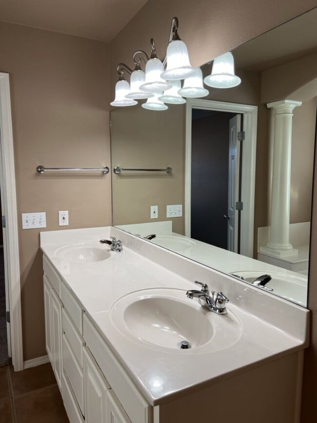 Building Photo - Welcome to this stunning 3-bedroom, 2-bathroom home located in the desirable Broken Arrow, OK.