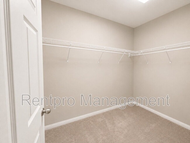 Building Photo - 13029 Oak Hill Way
