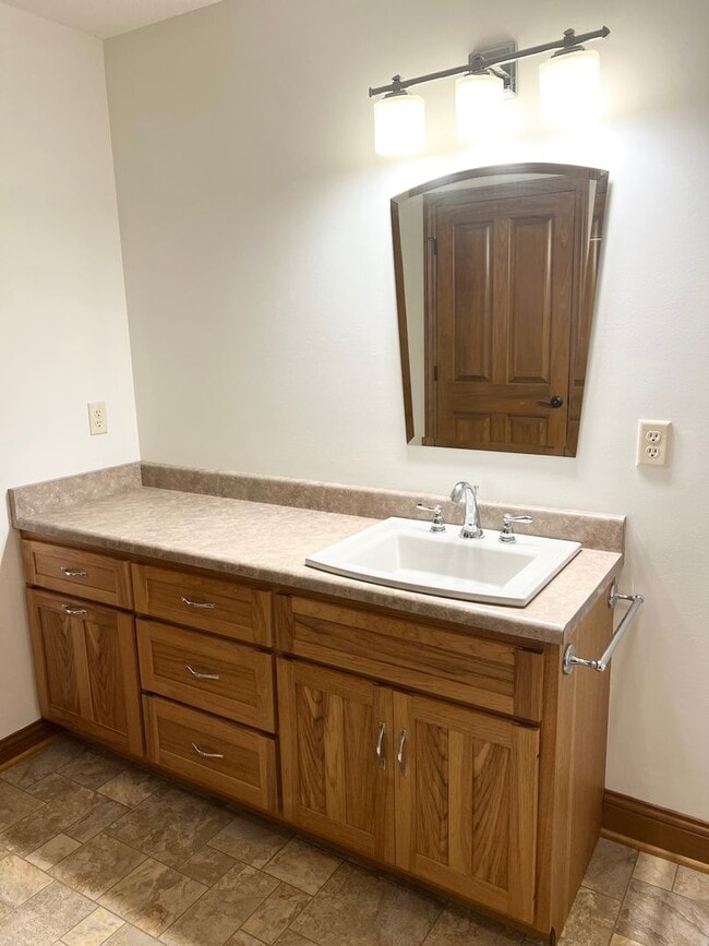 Building Photo - NEW LISTING! 3 Bedroom home