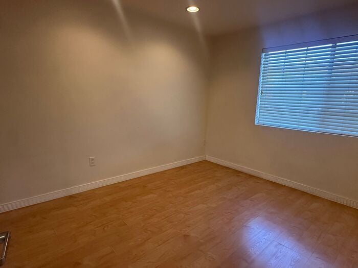 Building Photo - 1850 E Maryland Ave