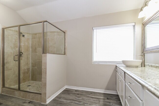 Building Photo - 5912 Hillview Dr