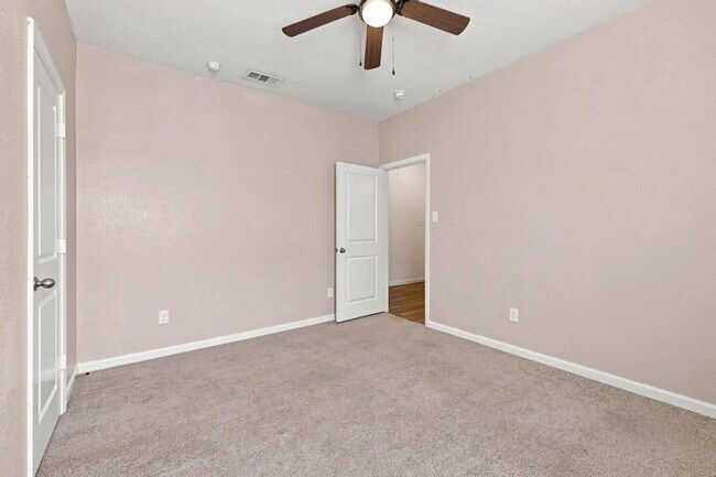 Building Photo - 405 Willow Creek Dr