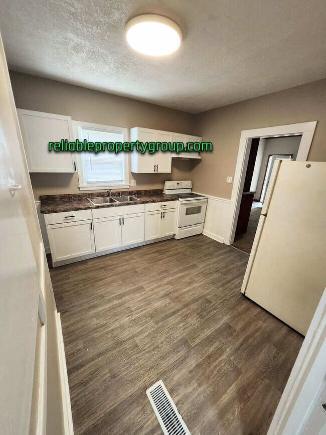 Building Photo - 436 E Taber St