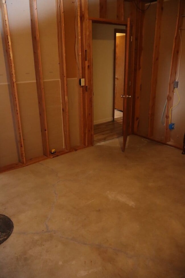 Building Photo - Spacious Home with Large pet friendly yard