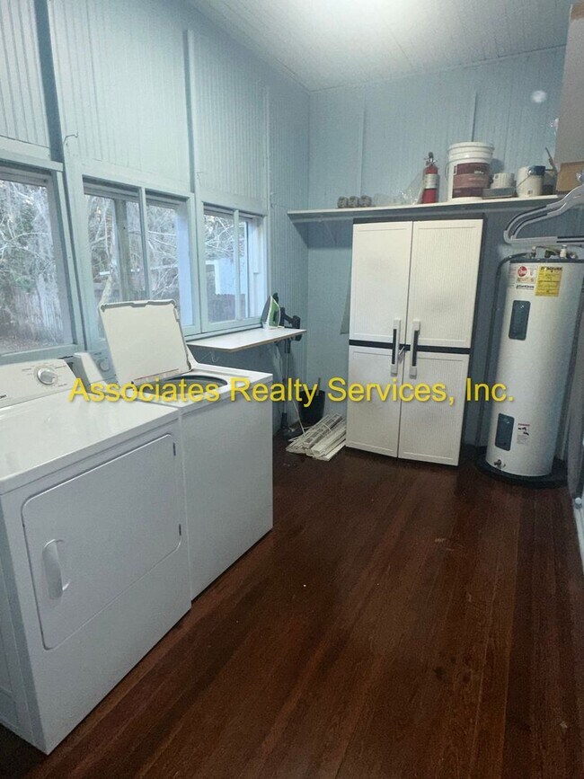 Building Photo - Totally Remodeled Vintage Home - FULLY FURNISHED!!!