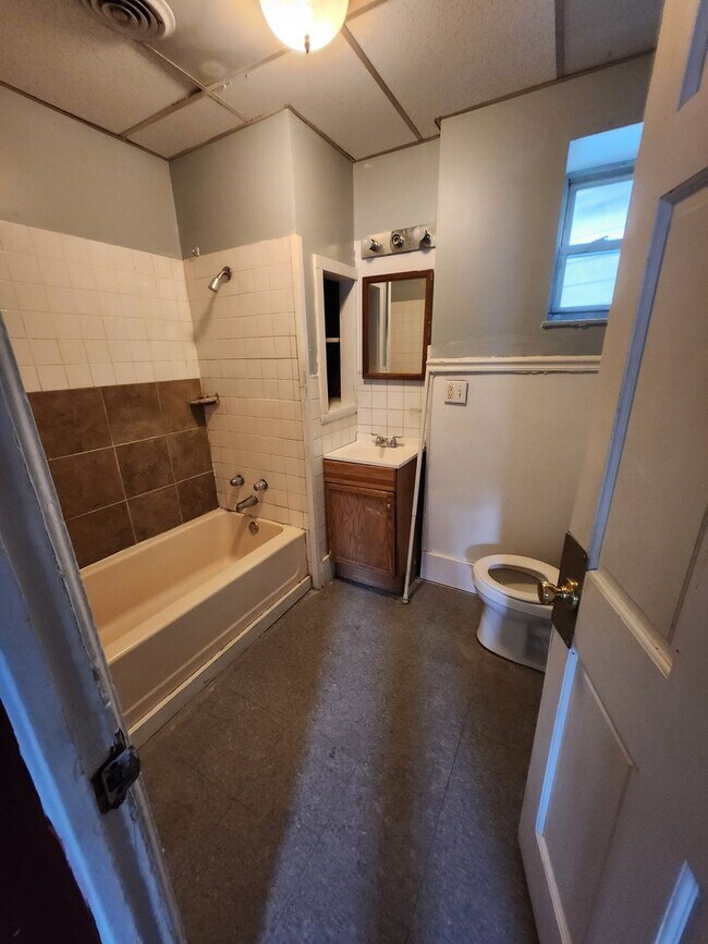 Building Photo - Lower 2 bedroom unit