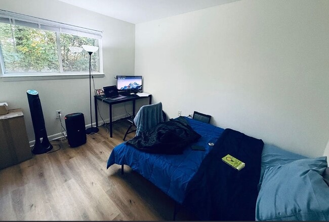 Building Photo - 1213 University Terrace