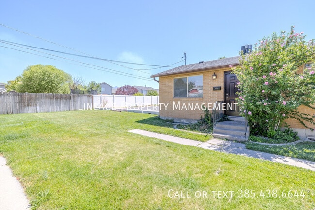 Building Photo - 1223 Emery-B