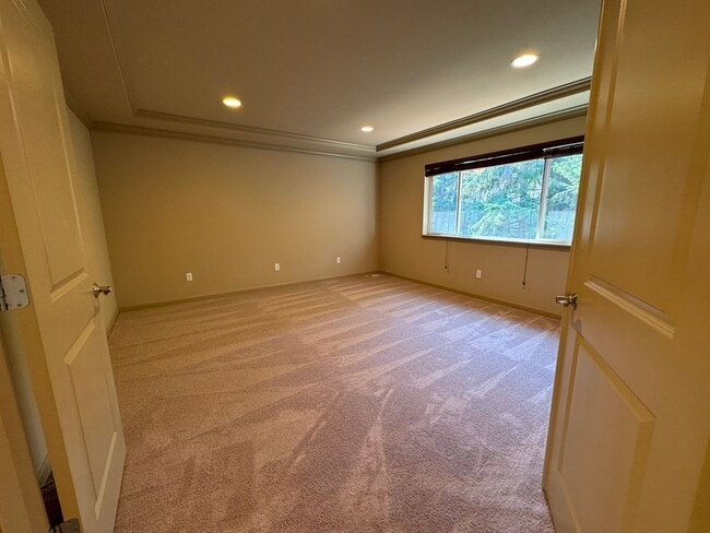 Building Photo - 4Bd/2.5Ba Bellevue Home