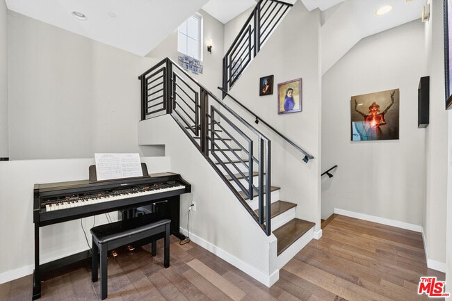 Building Photo - 5933 W Luna Park