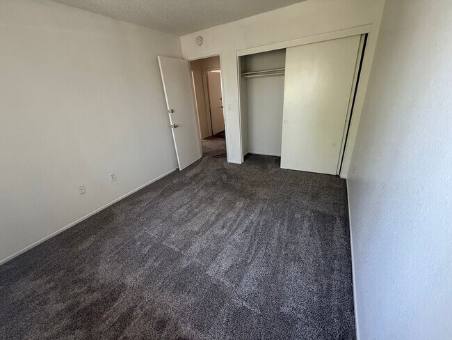 Building Photo - Silverlake's Home- 3 Bedrooms, 2 Bathrooms...