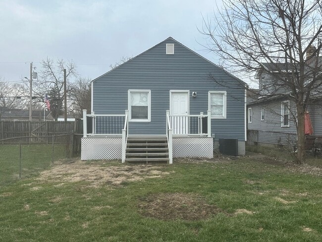 Building Photo - CUTE 2 BEDROOM HOUSE WITH LARGE BACKYARD IN HAMILTON! QUIET STREET