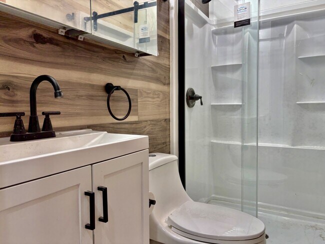 Building Photo - 5616 Phillips Ave