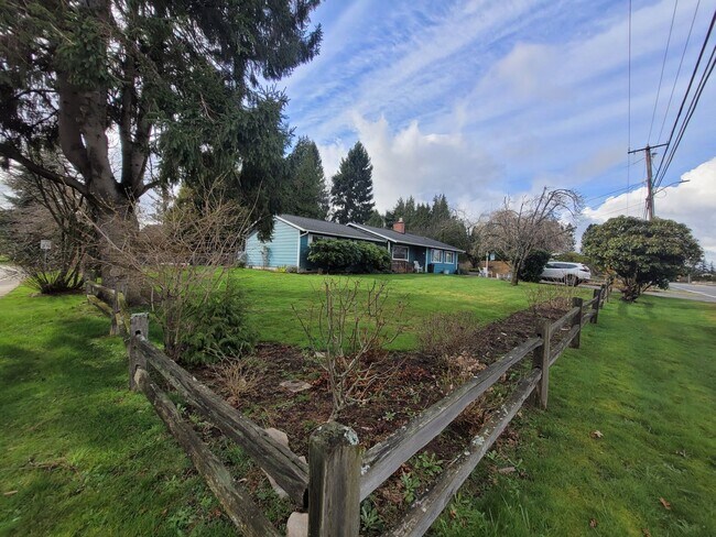 Building Photo - Spacious 3–4 Bedroom Rambler with Private Studio & Mount Baker Views